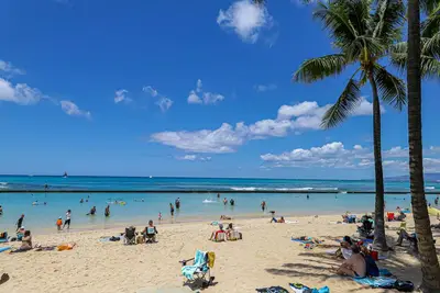 Image de Comfortable studio with private balcony & free parking - steps to Waikiki beach