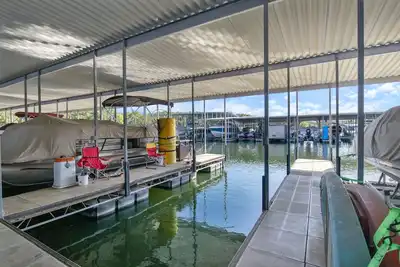 Image de Waterfront condo w\/ boat slip, screened balcony & grill
