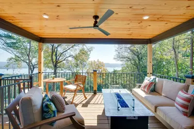Image de Moana-Themed Luxury Cabin with Lake Views, Hot Tub & Festive Decor