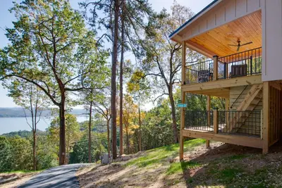 Image de Friends-Themed Central Perk Cabin with Lake Views, Hot Tub, and Cozy Comfort