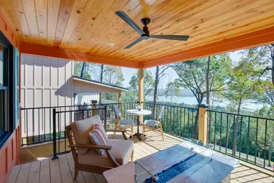 Image de Tuscan-Inspired Lakeside Cabin with Hot Tub, Stunning Views, and Elegant Comfort