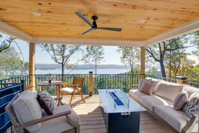 Image de Yellowstone-Inspired Rustic Cabin with Lake Views, Hot Tub, and Western Charm