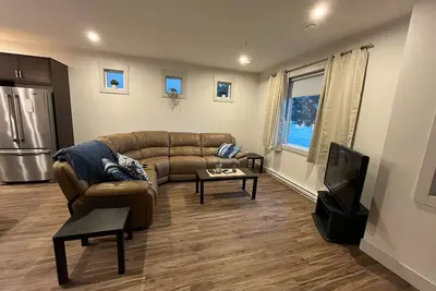 Image de Relax at the Okanagan Oasis! Walking distance to many amenities.