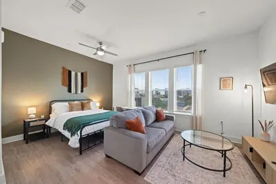 Image de Warm, inviting studio | Location! | Free Parking!