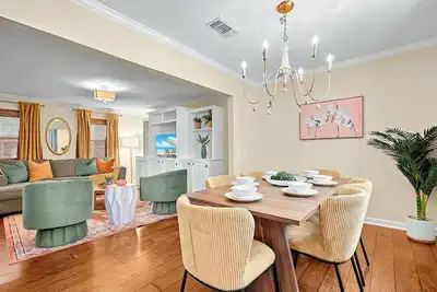 Image de Mins to Lsu Campus | Private Pool | Hot Tub | Bbq