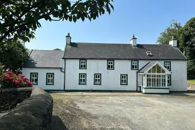 Image de Rogula House-Gorgeous renovated farmhouse with sweeping views of lush farmland!