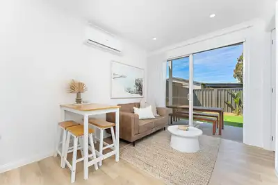 Image de Coastal retreat near shops + beach