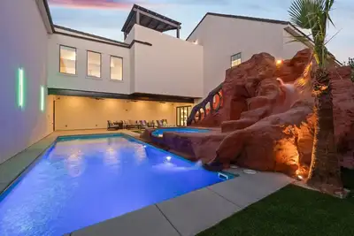 Image de Exquisite Outdoor Space, Large Pool w/slide, Theatre, Large Bunkroom, Game Space