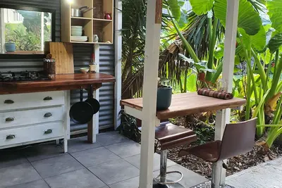 Image de private tropical outdoor living 5 min from the beach.