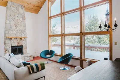 Image de Hyak Hideout 3-bedroom chalet in welcoming Snoqualmie Pass with WiFi