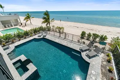 Image de Sunset Beach | Modern, Luxury Beachfront Pool Home | Sleeps 12