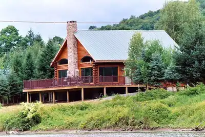 Image de Cozy 3-bedroom cabin sitting within feet of the West Branch of the Delaware