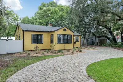 Image de Cottage By Uf - Walk to Stadiums, Campus and Midtown