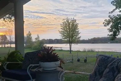 Image de Wake up to shimmering water and peaceful mornings-your dream lake home awaits.
