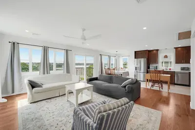 Image de Newly renovated, 3-bedroom house in Westport with gorgeous waterfront views