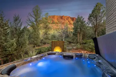 Image de The Broken Arrow House- Luxury + Breathtaking Views, Hot Tub & Cold Plunge!