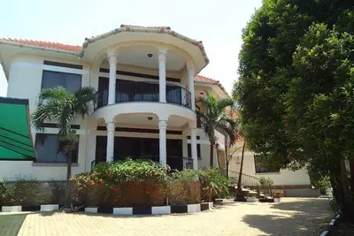 Image de House - Kampala - 6 Bedrooms - Parking - Garden