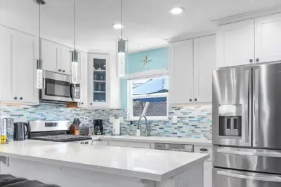 Image de 3 Bedroom Home - Walk to Twin Lakes State Beach!