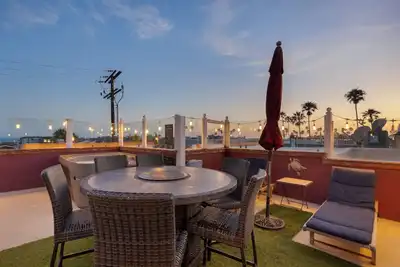 Image de Shoreline Villa by AvantStay | Steps to the Beach, Bay, & Pier!