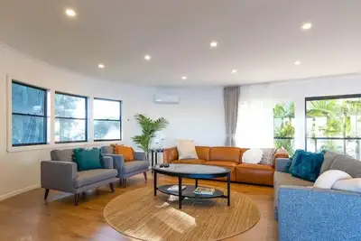Image de \"Breeze on Sunset\" 7 Bedroom Waterfront Haven in Surfers Paradise
