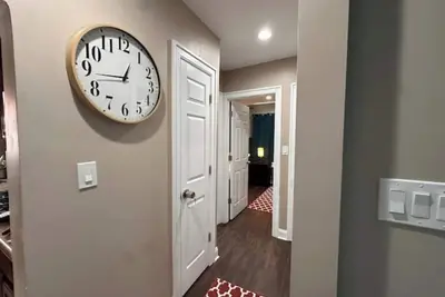 Bright 2 Br 8 min from Jfk, 4 min from Us and Mall, Free Street Parking 24/7.
