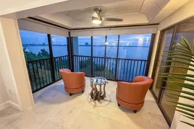 Image de Penthouse 2br 2ba Riverfront Dream