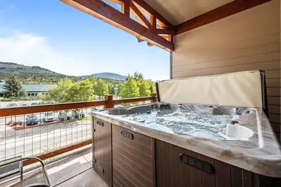 Image de New Listing! River's Edge Condo - Private Hot Tub - Deck - Ideal Location