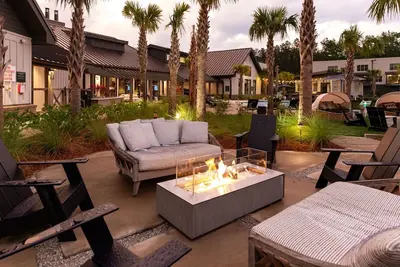 Image de Charming 2-bedroom apartment in Summerville with WiFi and Ac