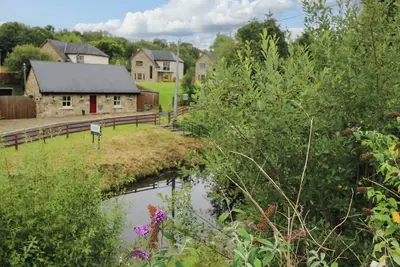 Canal Cottage, pet friendly in Drumshanbo, County Leitrim