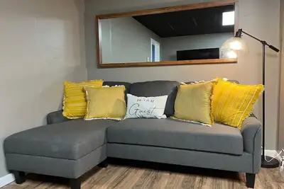 Image de Cozy Artist Apartment, Queen Bed Stylish + Wifi!