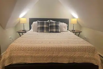 Image de Sleeps 8! Cozy 2br Apartment in Triplex + Wifi!