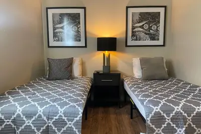 Image de Crew Housing - Sleeps 8 w/ 6 beds + 4 bedrooms