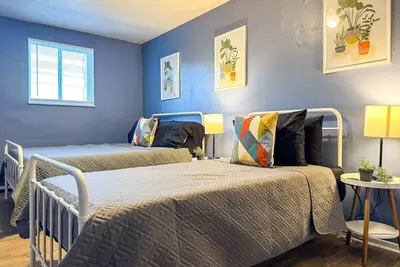 Image de 2 Full Apartments, 4 Bedrooms w/ 11 beds + Parking