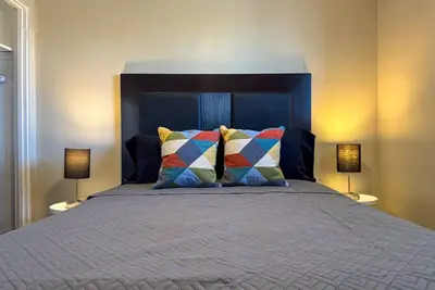 Image de Sleeps 8! 2 Full Apartment, 5 Beds, Parking + Wifi