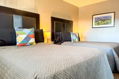 Image de 2 Stylish Apartments w/ 8 Beds & Parking + Wifi!