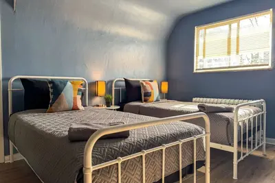 Image de 2 Full Apartments! 4 Bedrooms w/ 14 beds & Parking