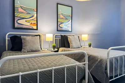 Image de 4 Apartments! 7 Bedrooms w/ 23 Beds & Parking Wifi