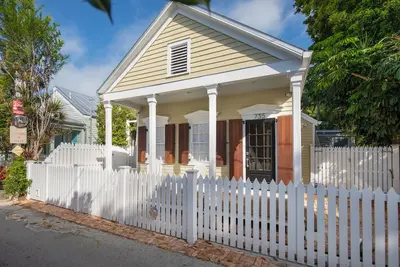 Image de Discover this cozy retreat in the charm of Old Town Key West at Poorhouse Lane!