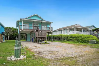 Image de Capt Roy's: Captain Roy's: Charming Dog-Friendly Third Row Cottage