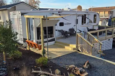 Image de Badin Shores Resort Rental - Sleeps 6 - Fun Lake Vacation - Super Cute! !