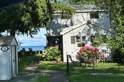 Image de Lake Ontario Waterfront Charming 3-bedroom house gorgeous sunrises and sunsets.