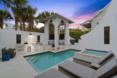 Image de Dreamy retreat—5-min to beach, private pool, Lsv, & home theater | Sleeps 20!