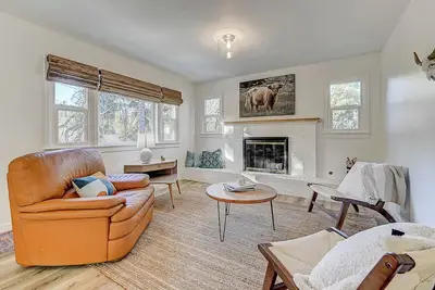 Image de Large Pet-Friendly Sleeps 10 Near Palmer Park\n