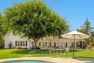 Image de Family friendly pool, walk to restaurants!