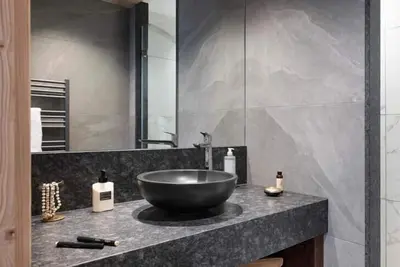 Image de Wifi, vue montagne, piscine, sauna, hammam, balcon, parking, télévision, casier à ski, 88m²