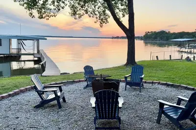 Image de Private Fishing Dock, Swimming, Boat Lift, Fire Pit, Pavilion, & Game Room