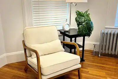 Image de Welcome to Walnut Oasis, a historic apartment home located in the North End!