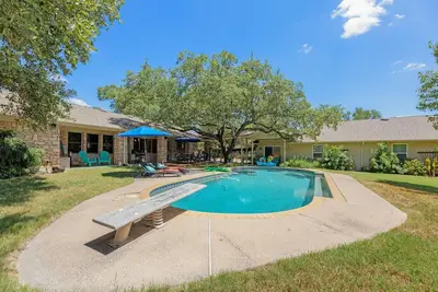 Image de Beautiful Pool home on 2. 5 acres with a serene country feel with urban location
