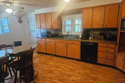 Image de Enjoy easy access to this 4 Bedroom smart home in downtown Hazleton Pa.