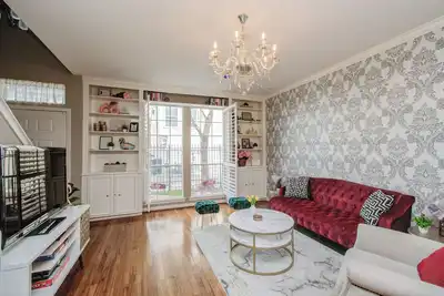 Image de Perfect Location Charming 2-Bdrm with Yard & Garage